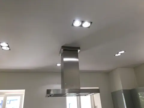 Teto liso com focos encastrados e exaustor de ilha em inox