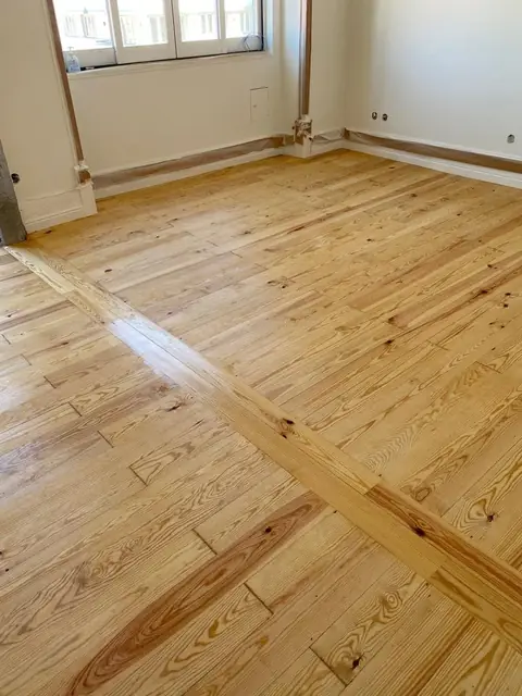 Soalho de pinho com acabamento envernizado