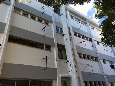 Fachada de edifício pintada em branco e cinzento